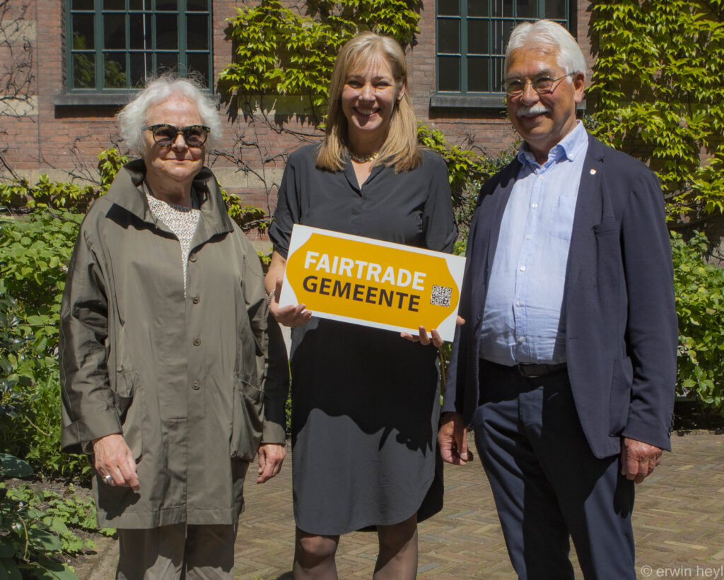 Anneke Verwijs (indiener motie 2009), Judith Bokhove (fractievoorzitter GroenLinks) en Rob Spruijt (voorzitter Rotterdam Fairtrade) 